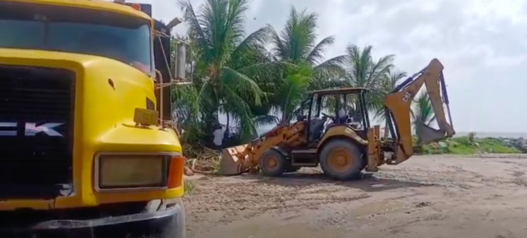 Maquinaria pesada comenzó a remover arena de la zona donde se construirá la primera etapa de la Plaza Turística. Maquinaria pesada comenzó a remover arena de la zona donde se construirá la primera etapa de la Plaza Turística.