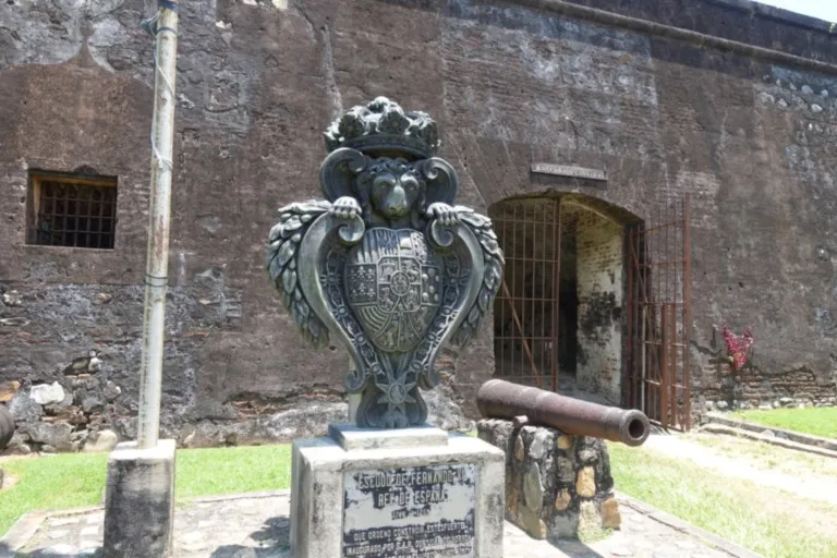 El escudo del rey Fernando VI El escudo del rey Fernando VI recibe a los visitantes en la entrada principal de la fortaleza